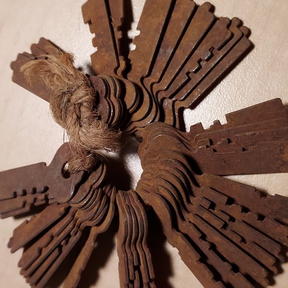 Antique Skeleton Keys Lot of 38 Different Types Small Tied With String - Picture 4 of 6